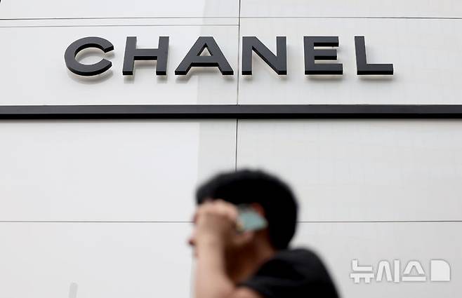 [서울=뉴시스] 김진아 기자 = 2일 명품 업계에 따르면 샤넬코리아는 이날부터 주얼리와 가방 일부 제품 가격을 기습 인상했다.  22백은 중간 사이즈는 867만원에서 938만원으로, 작은 사이즈는 822만원에서 889만원으로 8.2% 인상된다. 샤넬 뉴미니 클래식 백의 경우, 748만원에서 800만원으로 7% 정도 인상됐다. 클래식 카드지갑의 경우 90만원에서 97만원으로 인상돼 7.7% 정도 가격이 올랐다. 사진은  2일 서울 시내 한 샤넬 매장. 2025.06.02. bluesoda@newsis.com