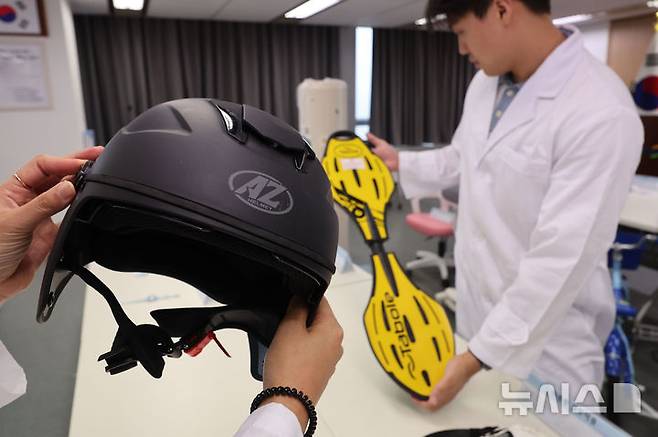 [서울=뉴시스] 권창회 기자 = 17일 서울 서초구 한국제품안전관리원에서 2025년 정기 3차 안전성조사 부적합제품이 공개되고 있다. 산업통상자원부 국가기술표준원은 63개 품목, 1,082개 제품에 대해 안전성 조사를 실시한 결과 안전기준에 부적합한 53개 제품에 대해 수거 등의 명령(리콜명령) 조치를 내렸다고 밝혔다. 2025.07.17. kch0523@newsis.com