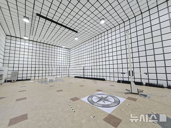 [인천=뉴시스]한국전파진흥협회(RAPA) 송도 전파산업클러스터에 마련된 전자파 적합성 시험용 10m급 챔버의 모습. (사진=윤현성 기자) 2025.08.04.