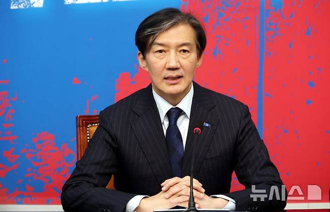 [서울=뉴시스] 조성봉 기자 = 대법서 징역 2년 확정으로 의원직을 상실한 조국 당시 조국혁신당 대표가 지난해 12월12일 오후 서울 여의도 국회에서 열린 기자간담회에서 취재진의 질문에 답변하고 있다. 2024.12.12. suncho21@newsis.com