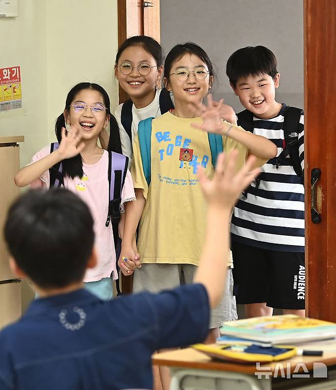[수원=뉴시스] 김종택 기자 = 5일 여름방학을 마치고 개학한 경기 수원시 영통구 잠원초등학교 4학년2반 학생들이 교실로 들어서며 오랜만에 만난 친구들과 반갑게 인사하고 있다. 2025.08.05. jtk@newsis.com