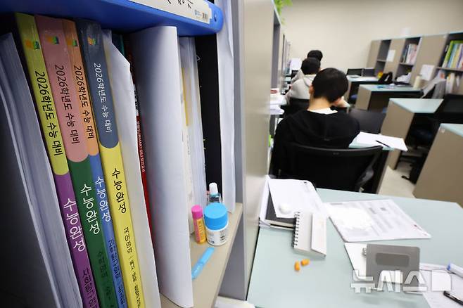 [서울=뉴시스] 황준선 기자 = 2026학년도 대학수학능력시험을 100일 앞둔 5일 서울 강남구 강남하이퍼학원 본원에서 수험생들이 자율학습을 하고 있다. 2025.08.05. hwang@newsis.com