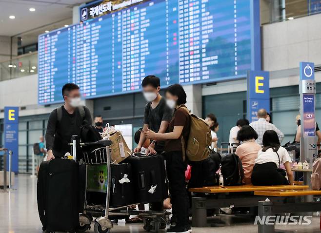 [인천공항=뉴시스] 김진아 기자 = 중국 정부가 한국 등 세계 78개국에 대한 자국민의 단체여행 허용을 발표하면서 내달 중추절과 국경절 황금연휴(9.29∼10.6)를 계기로 한국을 방문하는 유커들이 늘어 인천공항을 방문하는 여객 수는 더욱 증가할 것으로 기대되는 가운데 17일 오전 인천국제공항에서 중국발 항공기 등의 이용객이 입국장을 나오고 있다. 해당 사진은 기사 내용과 관련이 없습니다. 2023.08.17. bluesoda@newsis.com