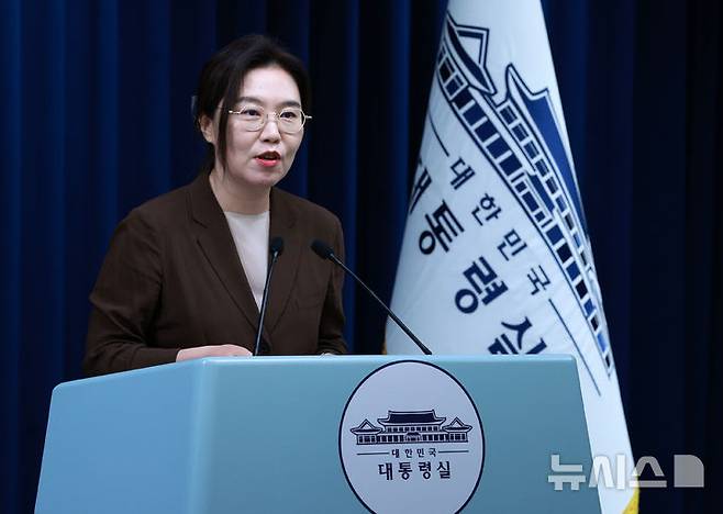 [서울=뉴시스] 고범준 기자 = 강유정 대변인이 5일 서울 용산 대통령실 청사에서 국민임명식 초청장 전달 관련 브리핑을 하며 출입기자 질문에 답하고 있다. 2025.08.05. bjko@newsis.com