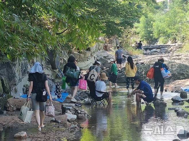 [양주=뉴시스] 김도희 기자 = 5일 오전 11시께 경기 양주시 소재 송추계곡에 여름 더위를 식히기 위한 시민들의 발길이 이어지고 있다. 2025.08.05 kdh@newsis.com