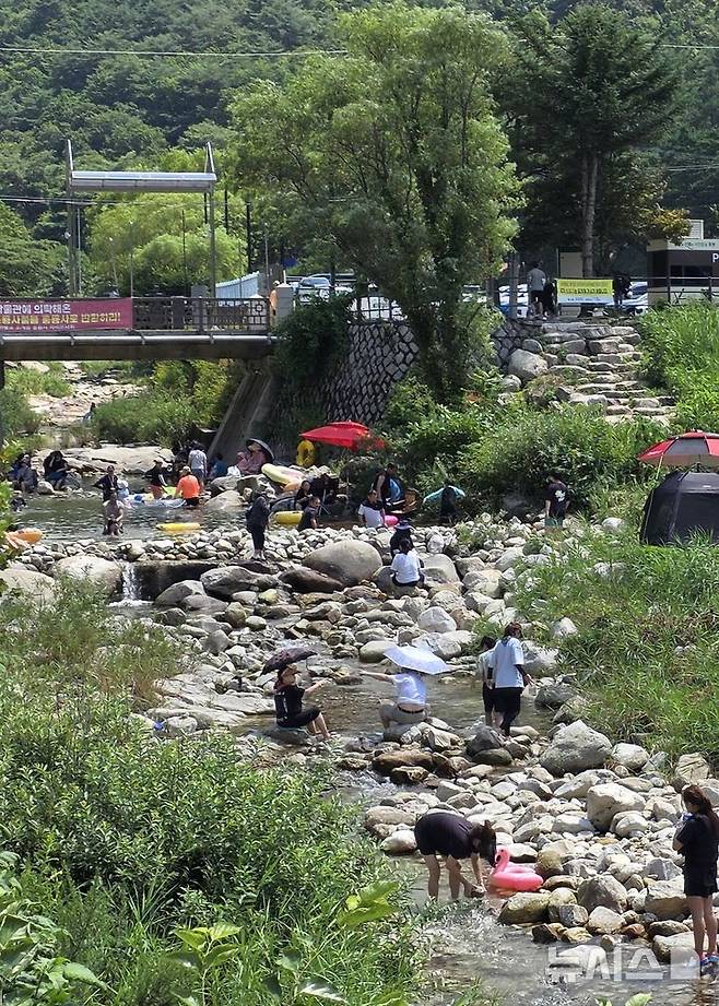 [포천=뉴시스] 송주현 기자 = 5일 오전 경기북부 대표 여름 휴가철 행락지인 포천시 백운계곡을 찾은 행락객들이 계곡에서 물놀이를 하며 휴가를 즐기고 있다. 2025.08.05 atia@newsis.com