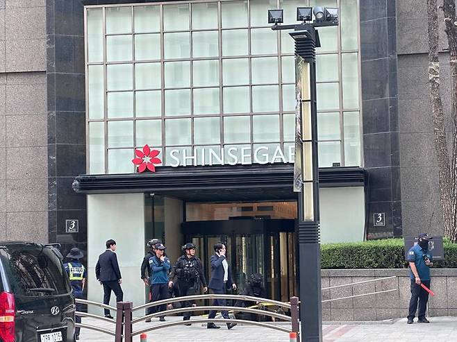 [서울=뉴시스] 전병훈 기자 = 5일 오후 서울 중구 신세계백화점 본점에 폭발물 설치 관련 신고가 접수된 가운데 경찰과 직원이 밖에 서 있다.  *재판매 및 DB 금지
