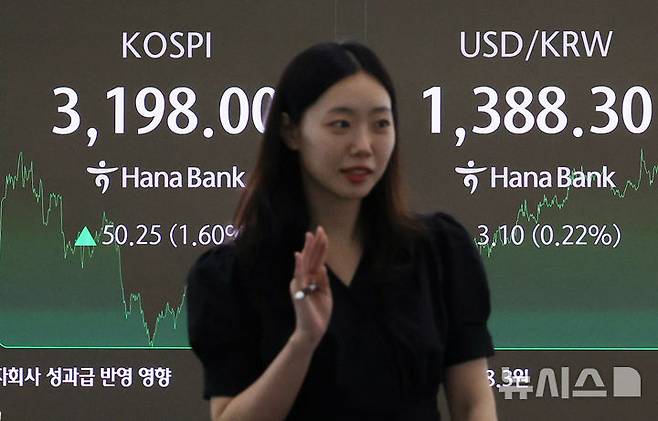 [서울=뉴시스] 김진아 기자 = 5일 서울 중구 하나은행 딜링룸에서 딜러들이 업무를 보고 있다. 코스피는 전 거래일(3147.75)보다 50.25포인트(1.60%) 오른 3198.00에 장을 마쳤다. 코스닥 지수는 전 거래일(784.06)보다 14.54포인트(1.85%) 상승한 798.60에 거래를 종료했다. 2025.08.05. bluesoda@newsis.com