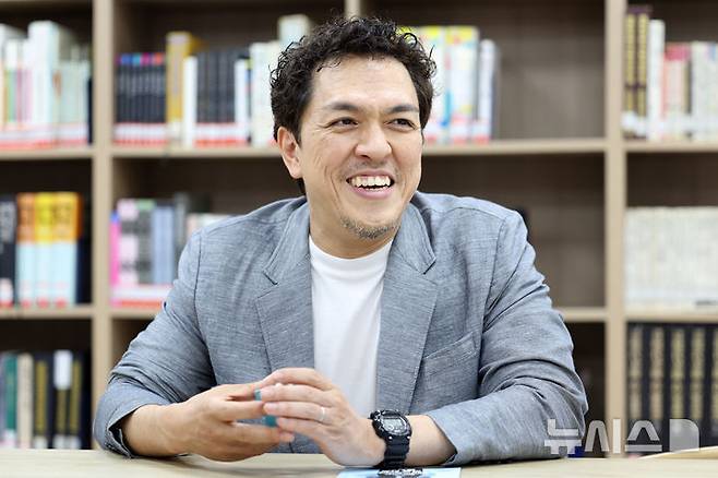 [서울=뉴시스] 박진희 기자 = 백윤학 서울 페스타 필하모닉 오케스트라 지휘자가 4일 서울 종로구 세종문화회관에서 인터뷰 하고 있다. '춤추는 지휘자'로 알려진 공대 출신 음대 교수인 백 지휘자는 오는 29일 세종문화회관 대극장에서 서울시합창단의 '여름 가족 음악회' 지휘봉을 잡는다. 2025.08.05. pak7130@newsis.com
