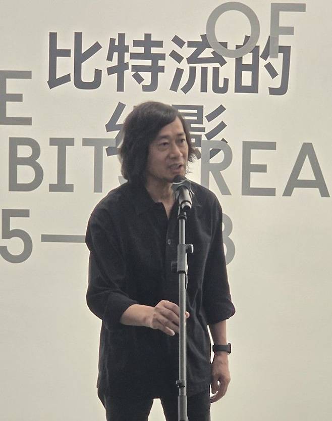 [사진=박현주 미술전문기자] 5일 광동미술관에서 개막한 박종규 개인전 비트의 유령들전을 펼친 왕샤오창(王绍强) 관장이 개막식에서 인사말을 하고 있다. 2025.08.05. hyun@newsis.com *재판매 및 DB 금지