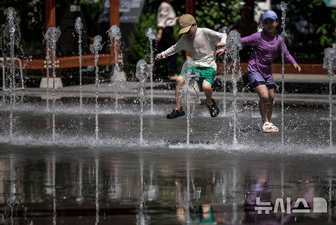[서울=뉴시스] 정병혁 기자 = 더운 날씨가 이어지고 있는 5일 서울 종로구 광화문광장에서 어린이들이 물놀이를 하고 있다. 2025.08.05. jhope@newsis.com