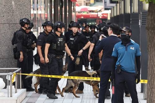 명동 신세계백화점 수색 마친 경찰특공대 [연합뉴스 자료사진]