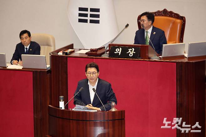 4일 국회 본회의에서 '방송3법(방송법·방송문화진흥회법·한국교육방송공사법 개정안)' 상정과 관련한 신동욱 의원의 무제한토론(필리버스터)이 진행되고 있다. 박종민 기자