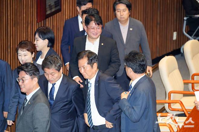 4일 국회 본회의에서 더불어민주당 정청래 대표와 의원들이 '방송3법(방송법·방송문화진흥회법·한국교육방송공사법 개정안)' 상정과 관련한 신동욱 의원의 무제한토론(필리버스터)이 시작되자 이석하고 있다. 박종민 기자