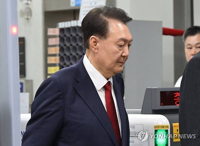 (서울=연합뉴스) 12.3 비상계엄 사태 관련 내란 혐의를 받는 윤석열 전 대통령이 9일 서울 서초구 서울중앙지방법원에서 구속 전 피의자 심문(영장실질심사)을 마치고 법원을 나서고 있다. 2025.7.9 [사진공동취재단] photo@yna.co.kr 연합뉴스