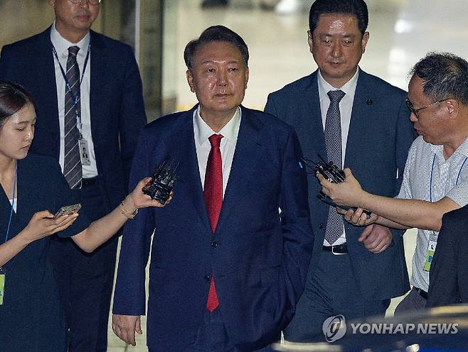 (서울=연합뉴스) 12·3 비상계엄과 관련해 특검의 수사를 받는 윤석열 전 대통령이 9일 서울 서초구 서울중앙지법에서 열린 구속 전 피의자 심문(영장실질심사)이 끝난 뒤 법원을 떠나고 있다. 2025.7.9 [사진공동취재단] photo@yna.co.kr 연합뉴스