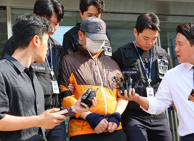 사제총기로 아들 살해한 60대(가운데). 연합뉴스