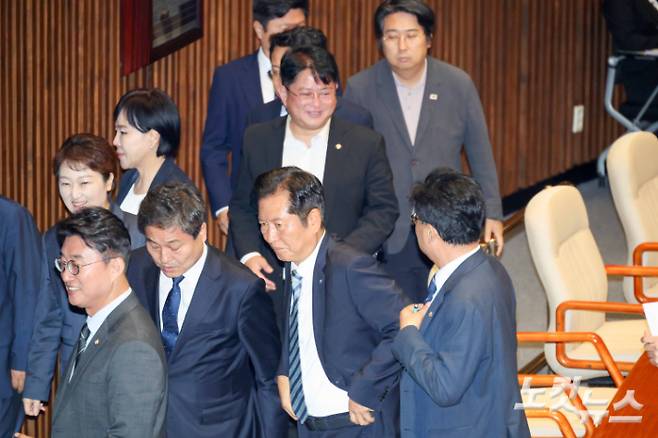4일 국회 본회의에서 더불어민주당 정청래 대표와 의원들이 '방송3법(방송법·방송문화진흥회법·한국교육방송공사법 개정안)' 상정과 관련한 신동욱 의원의 무제한토론(필리버스터)이 시작되자 이석하고 있다. 박종민 기자
