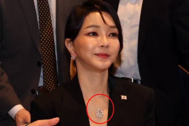지난 2022년 6월 30일 윤석열 전 대통령 부인 김건희씨가 반클리프 목걸이를 차고 스페인 마드리드 만다린 오리엔탈 리츠 호텔에서 열린 동포 만찬간담회에 참석하고 있다. 연합뉴스