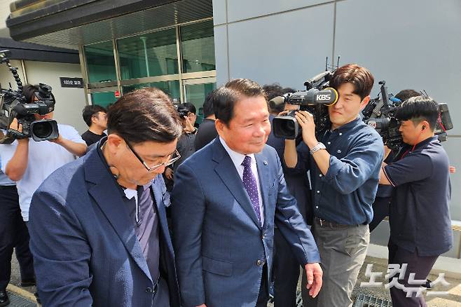 신경호 강원도교육감이 지난달 지방교육자치법 위반 혐의 사건 결심 공판이 끝난 뒤 법정을 벗어나고 있다. 구본호 기자