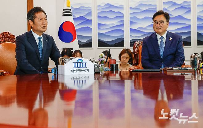 더불어민주당 정청래 신임 대표가 5일 서울 여의도 국회에서 우원식 국회의장을 예방하여 대화를 나누고 있다. 박종민 기자