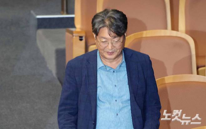 '차명거래 논란'에 휩싸인 이춘석 더불어민주당 의원이 5일 오후 서울 여의도 국회 본회의장에서 무제한토론 종결동의안의 건에 대한 투표를 하고 있다. 박종민 기자