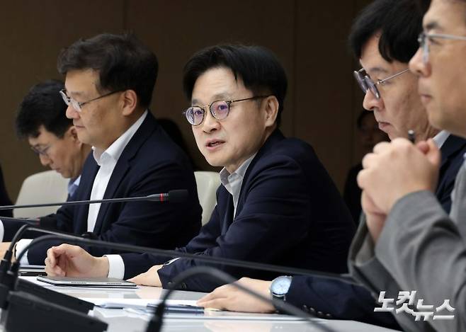 김정관 산업통상자원부 장관이 지난 4일 오전 서울 중구 대한상공회의소에서 열린 '한미 통상 전략 라운드 테이블' 에 참석해 모두발언 하고 있다. 황진환 기자