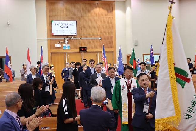 대한예수교장로회 통합총회(총회장 김영걸)가 지난 1일 싱가폴한인교회에서 아시아선교노회 설립 감사예배를 드렸다. 사진 한국기독공보