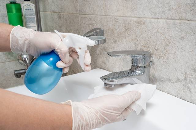 세면대에 남은 흰 얼룩은 구연산 물로 제거할 수 있다. 이미지투데이