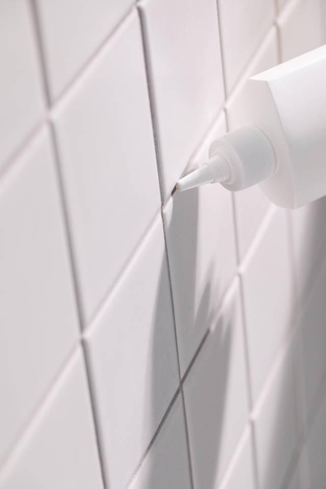 실리콘의 검은 곰팡이는 락스를 발라서 제거한다. 이미지투데이