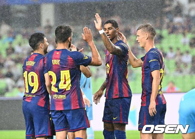 [OSEN=대구, 이석우 기자] 4일 대구스타디움에서 대구FC와 FC 바르셀로나의  2025 아시아 투어 에디션 한국 경기가 열렸다.  FC 바르셀로나는&nbsp;지난달 31일 서울월드컵경기장에서 열린 FC 서울과의 맞대결에서 7-3으로 완승을 거뒀다.FC 바르셀로나 마커스 래시포드가 골을 성공시키고 세리머니를 하고 있다. 2025.08.04 / foto0307@osen.co.kr