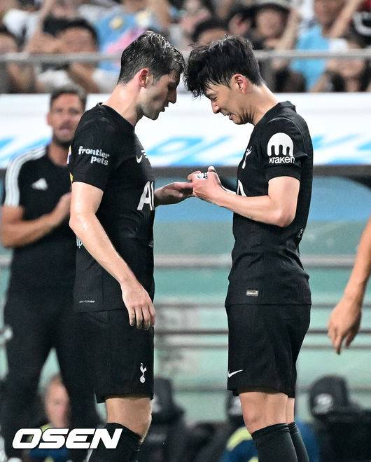 [OSEN=서울월드컵경기장, 이대선 기자] 3일 오후 서울월드컵경기장에서 쿠팡플레이 시리즈 2025&nbsp;2경기, 토트넘 홋스퍼 FC와 뉴캐슬 유나이티드 FC의 프리시즌 친선경기가 열렸다.토트넘 손흥민의 고별전이자 양민혁과 뉴캐슬 박승수의 맞대결로 주목받는 이번 경기는 단순한 프리시즌 친선경기가 아닌, 전설의 마지막, 신예의 등장 교차점이라는 특별한 의미가 더해진다.후반 토트넘 홋스퍼 손흥민이 교체되며 벤 데이비스에게 주장 완장을 건네고 있다. 2025.08.03 /sunday@osen.co.kr
