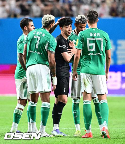 [OSEN=지형준 기자] 손흥민(33, 토트넘)의 토트넘 홋스퍼 커리어가 막을 내렸다. 선발로 출전해 약 65분을 소화한 그는 뜨거운 반응을 이끌어내며 교체아웃됐다. 토트넘은 뉴캐슬 유나이티드를 상대로 무승부를 만들어냈다.토트넘 홋스퍼는&nbsp;3일 오후 8시 서울월드컵경기장에서 열린 쿠팡플레이 시리즈 2025&nbsp;2경기 뉴캐슬 유나이티드와 프리시즌 친선경기를 치러 1-1 무승부를 거뒀다.후반 토트넘 손흥민이 교체되며 뉴캐슬 선수들과 인사를 나누고 있다. 2025.08.03 / jpnews@osen.co.kr