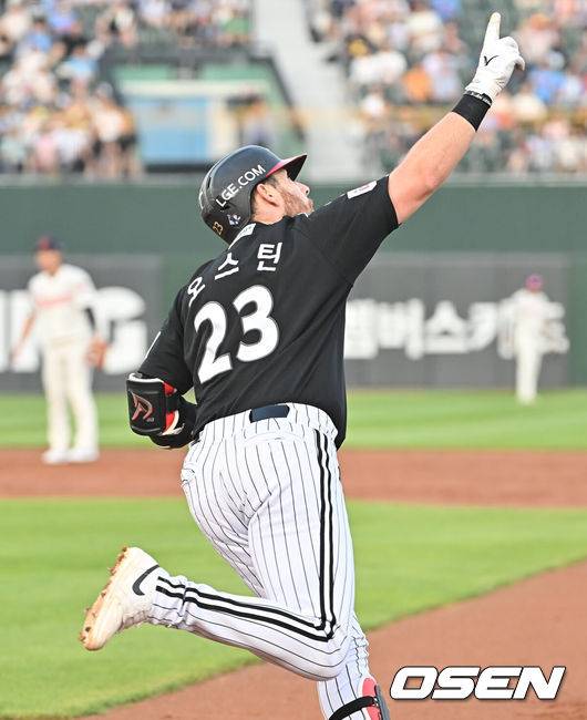 [OSEN=부산, 이석우 기자] 1일 부산 사직야구장에서 2025 신한 SOL 뱅크 KBO 리그 롯데 자이언츠와 LG 트윈스의 경기가 열렸다. 홈팀 롯데는 데이비슨이, 방문팀 LG는 에르난데스가 선발 출전했다.LG 트윈스 오스틴이 3회초 1사 2루 좌월 2점 홈런을 치고 세리머니를 하고 있다. 2025.07.01 / foto0307@osen.co.kr