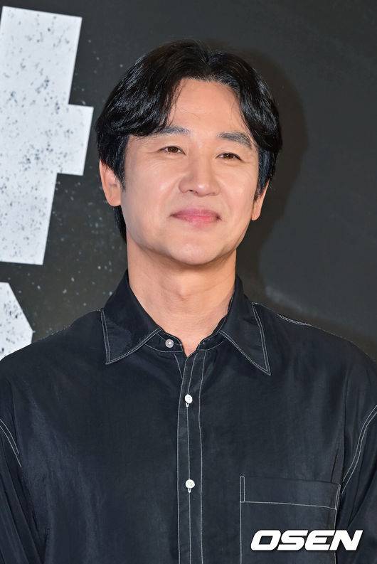 [OSEN=박준형 기자] 15일 서울 삼성동 코엑스 메가박스에서 영화 '야당' 쇼케이스 및 VIP 시사회가 진행됐다.‘야당’은 대한민국 마약판을 설계하는 브로커 ‘야당’, 더 높은 곳에 오르려는 ‘검사’, 마약 범죄 소탕에 모든 것을 건 ‘형사’가 서로 다른 목적을 가지고 엮이며 펼쳐지는 범죄 액션 영화로 배우 박해준, 류경수, 채원빈, 유해진, 강하늘이 출연한다.배우 엄태웅이 포즈를 취하고 있다.    2025.04.15 / soul1014@osen.co.kr