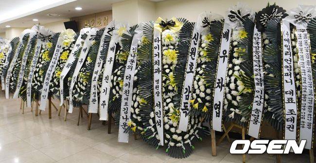 [OSEN=사진팀]고(故) 송영규의 빈소가 5일 경기도 용인시 처인구 다보스병원 장례식장에 마련됐다.1970년 생인 송영규는 서울예술대학 연극학과 출신의 배우로, 서울시립뮤지컬단 등을 거쳐 1994년 어린이 뮤지컬 '머털도사'를 통해 정식으로 데뷔했다.&nbsp;이후 그는 다수의 '품위 있는 그녀', '사랑의 온도', '검법남녀' 시리즈,&nbsp;'스토브리그', '하이에나', '구미호뎐', '수리남', '카지노' 시리즈, '옥씨부인전' 등의 드라마를 비롯해 영화 '극한직업',&nbsp;'끝까지 간다', '하프', '트릭', '판도라', '브이아이피', '야구소녀',&nbsp;'행복의 나라', '필사의 추격' 등의 영화에서 활약했다. '아이쇼핑' 외에도 또 다른 사전제작 드라마 '트라이'에 출연해 시청자들을 만나고 있다.&nbsp;고인의 빈소는 경기도 용인시 다보스병원 장례식장 특1호실에 마련됐다. 상주로는 두 딸과 아내가 이름을 올렸다.&nbsp;발인은 오는 6일 오전 8시이며, 장지는 함백산 추모공원이다. 2025.08.05 /photo@osen.co.kr[사진]사진공동취재단