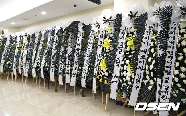 [OSEN=사진팀]고(故) 송영규의 빈소가 5일 경기도 용인시 처인구 다보스병원 장례식장에 마련됐다.1970년 생인 송영규는 서울예술대학 연극학과 출신의 배우로, 서울시립뮤지컬단 등을 거쳐 1994년 어린이 뮤지컬 '머털도사'를 통해 정식으로 데뷔했다.&nbsp;이후 그는 다수의 '품위 있는 그녀', '사랑의 온도', '검법남녀' 시리즈,&nbsp;'스토브리그', '하이에나', '구미호뎐', '수리남', '카지노' 시리즈, '옥씨부인전' 등의 드라마를 비롯해 영화 '극한직업',&nbsp;'끝까지 간다', '하프', '트릭', '판도라', '브이아이피', '야구소녀',&nbsp;'행복의 나라', '필사의 추격' 등의 영화에서 활약했다. '아이쇼핑' 외에도 또 다른 사전제작 드라마 '트라이'에 출연해 시청자들을 만나고 있다.&nbsp;고인의 빈소는 경기도 용인시 다보스병원 장례식장 특1호실에 마련됐다. 상주로는 두 딸과 아내가 이름을 올렸다.&nbsp;발인은 오는 6일 오전 8시이며, 장지는 함백산 추모공원이다. 2025.08.05 /photo@osen.co.kr[사진]사진공동취재단