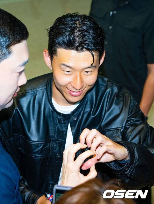 [OSEN=인천공항, 민경훈 기자] 토트넘과 결별을 택한 손흥민이 LAFC 이적을 위해 5일 오후 미국 로스앤젤레스로 출국했다.손흥민은 현지 도착과 동시에 메디컬 테스트와 계약서 서명 그리고 공식 발표까지 이어질 것으로 보인다.손흥민이 출국장으로 향하며 팬들에게 사인을 해주며 인사를 하고 있다. 2025.08.05 / rumi@osen.co.kr