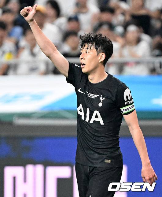 [OSEN=서울월드컵경기장, 이대선 기자] 3일 오후 서울월드컵경기장에서 쿠팡플레이 시리즈 2025&nbsp;2경기, 토트넘 홋스퍼 FC와 뉴캐슬 유나이티드 FC의 프리시즌 친선경기가 열렸다.토트넘 손흥민의 고별전이자 양민혁과 뉴캐슬 박승수의 맞대결로 주목받는 이번 경기는 단순한 프리시즌 친선경기가 아닌, 전설의 마지막, 신예의 등장 교차점이라는 특별한 의미가 더해진다.전반 토트넘 홋스퍼 손흥민이 동료들을 향해 엄지를 들어 올리고 있다. 2025.08.03 /sunday@osen.co.kr