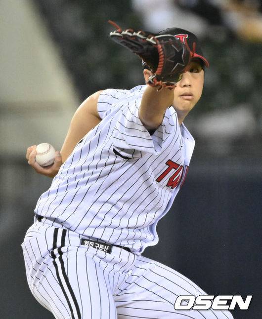 [OSEN=잠실, 조은정 기자]5일 오후 서울 잠실구장에서 ‘2025 신한 SOL Bank KBO리그’ LG 트윈스와 두산 베어스의 경기가 열렸다.LG는 손주영, 두산은 최승용을 선발로 내세웠다.7회초 LG 함덕주가 역투하고 있다. 2025.08.05 /cej@osen.co.kr