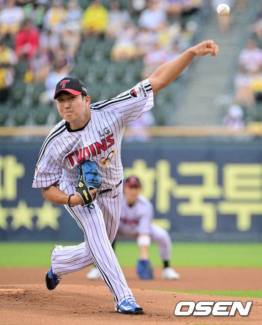 [OSEN=잠실, 조은정 기자]5일 오후 서울 잠실구장에서 ‘2025 신한 SOL Bank KBO리그’ LG 트윈스와 두산 베어스의 경기가 열렸다.LG는 손주영, 두산은 최승용을 선발로 내세웠다.1회초 LG 선발 손주영이 역투하고 있다. 2025.08.05 /cej@osen.co.kr
