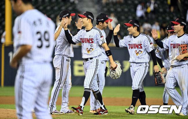 [OSEN=잠실, 조은정 기자]LG가 문보경의 극적인 역전 3점홈런을 앞세워 단독 선두 자리를 탈환했다.&nbsp;프로야구 LG 트윈스는 5일 서울 잠실구장에서 열린 2025 신한 SOL뱅크 KBO리그 두산 베어스와의 시즌 12차전에서 4-2로 승리했다.&nbsp;LG가 승리를 기뻐하고 있다. 2025.08.05 /cej@osen.co.kr