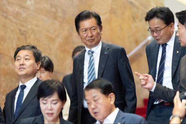 더불어민주당 정청래 대표(가운데)가 지난&nbsp;4일 국회 본회의에서 국민의힘이 방송법 개정안에 대한 필리버스터(무제한토론)를 시작하자 회의장을 나서고 있다. 뉴스1
