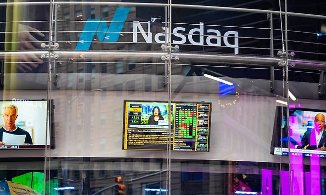 미국 뉴욕 타임스퀘어에 설치된 모니터에 나스닥 주가가 표시되고 있다. EPA연합뉴스