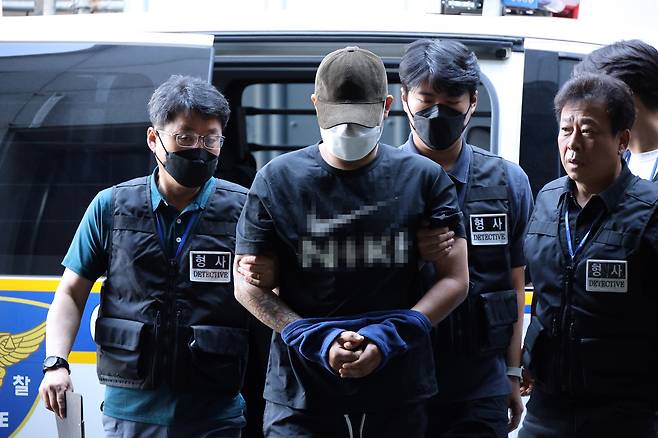 5일 오전 대전 교제살인 사건 피의자 A(20대)씨가 입원 중이던 병원에서 퇴원하면서 경찰에 체포돼 대전서부경찰서로 들어서고 있다. 대전=연합뉴스