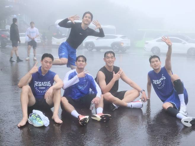 대구 한국가스공사 선수들이 4일 제주 1100고지에 올라있다. 왼쪽 앞부터 권순우, 샘조세프 벨란겔, 신승민, 전현우. 위쪽은 우동현. 대구 한국가스공사 제공