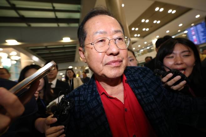 홍준표 전 대구시장, 하와이서 귀국 - 국민의힘 대선 경선에서 탈락한 뒤 정계 은퇴를 선언하고 하와이로 떠났던 홍준표 전 대구시장이 17일 인천국제공항을 통해 귀국하고  있다. 2025.6.17 뉴스1