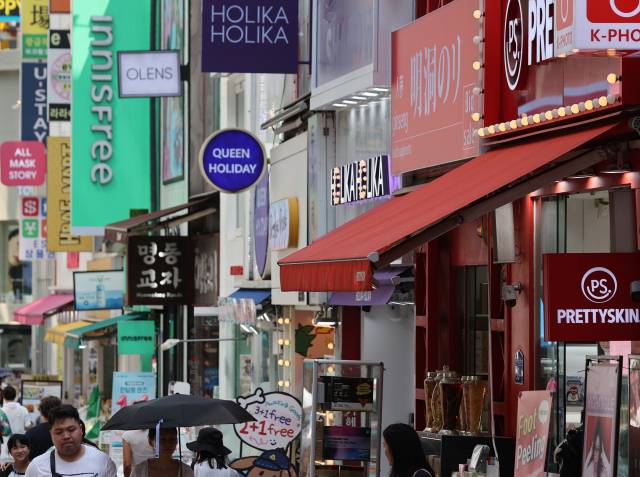 서울 명동의 화장품 매장 밀집구역을 외국인들이 지나고 있다. 연합뉴스