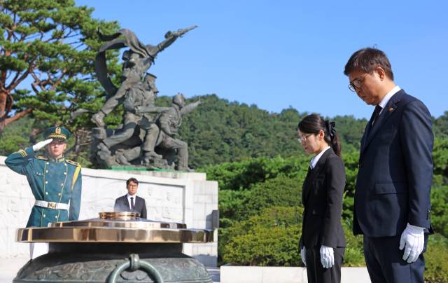 휘영 문화체육관광부 장관이 5일 서울 국립현충원에서 현충탑에 참배하고 있다. 사진 제공=문체부