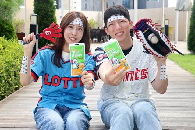 롯데홈쇼핑 직원들이 7일 KBO와 동국제약이 협업한 '마데카 쿨링패치 KBO 에디션'을 소개하고 있다. 사진 제공=롯데홈쇼핑